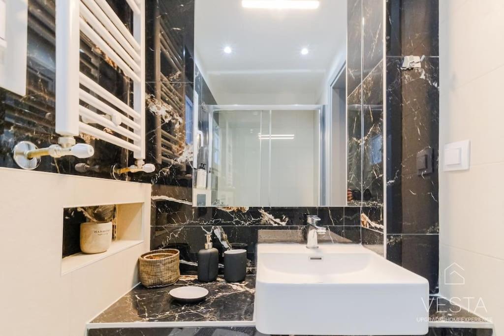 Theofilos Urban Apartment, Close To City Center Tesalonika Bagian luar foto