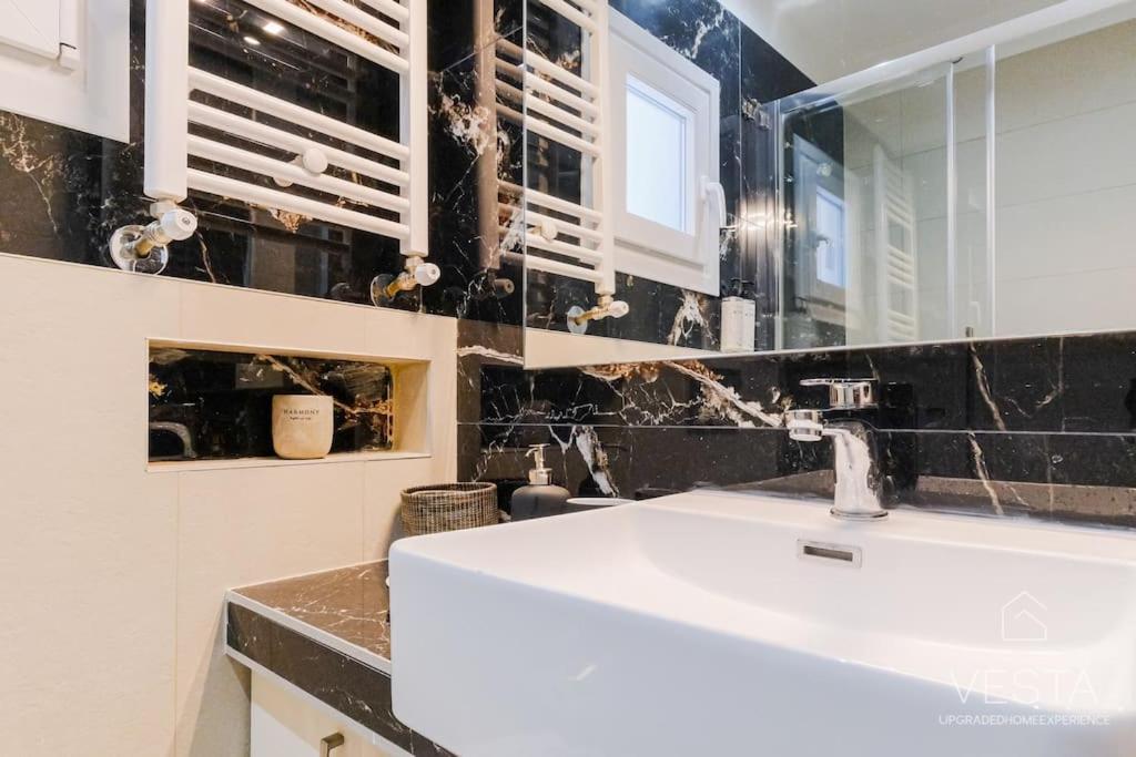 Theofilos Urban Apartment, Close To City Center Tesalonika Bagian luar foto