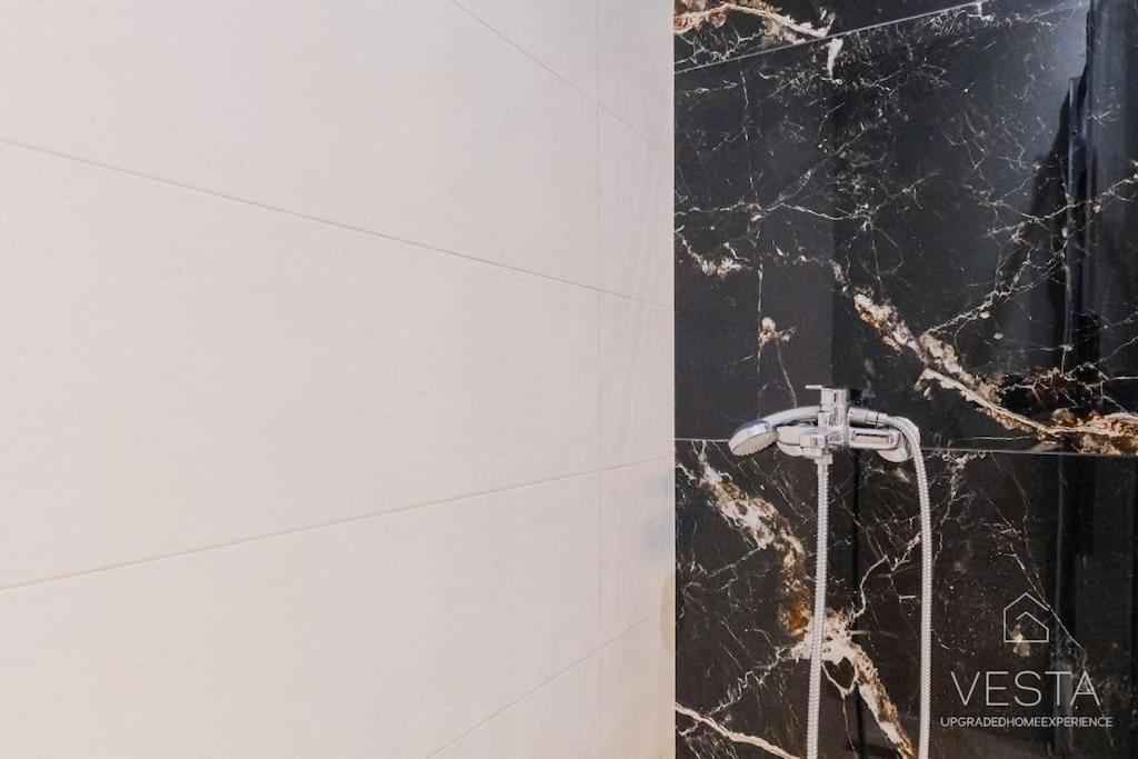 Theofilos Urban Apartment, Close To City Center Tesalonika Bagian luar foto